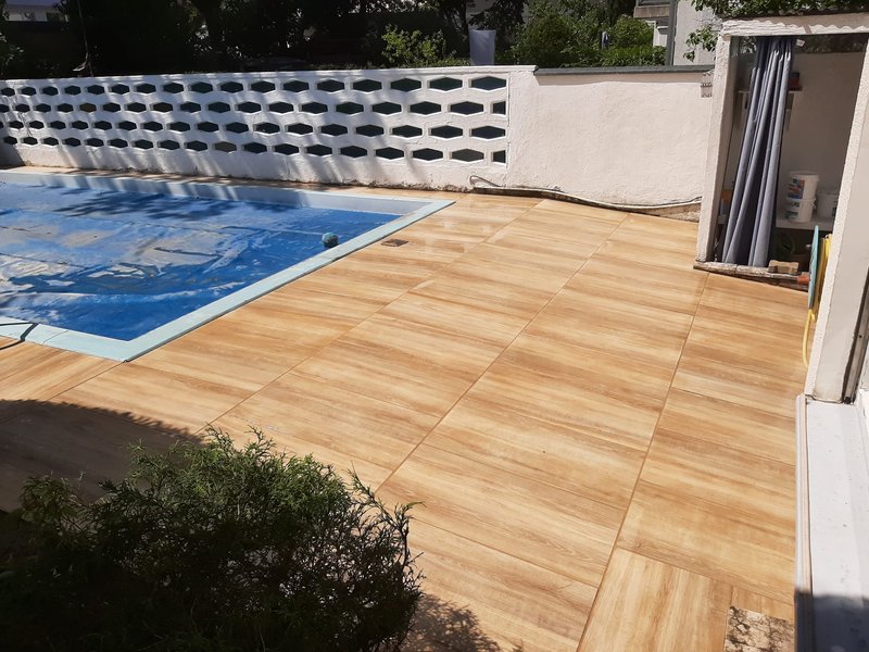 Poolterrasse mit warmen Platten in Holzoptik