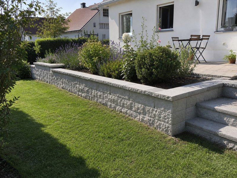 Granitstützmauer mit Treppenstufen und Hochbeet