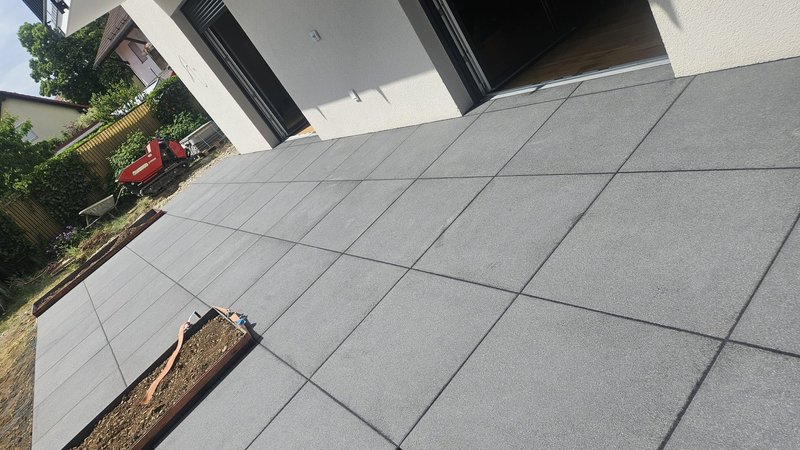 Moderne Terrasse mit großformatigen dunkelgrauen Platten