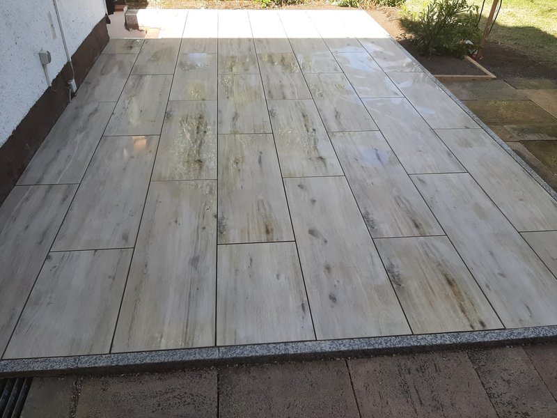 Moderne Terrasse mit großformatigen Platten in heller Holzoptik