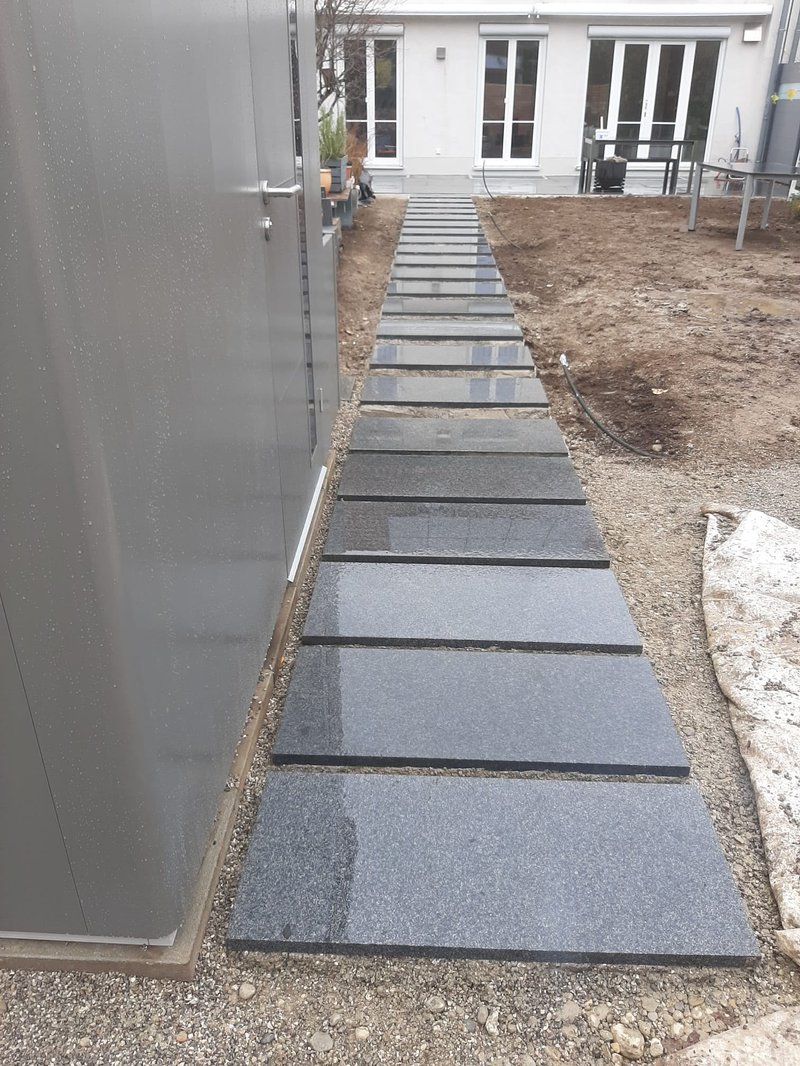 Zugangsweg mit vorbereitetem Kiesbett und grossen Trittplatten